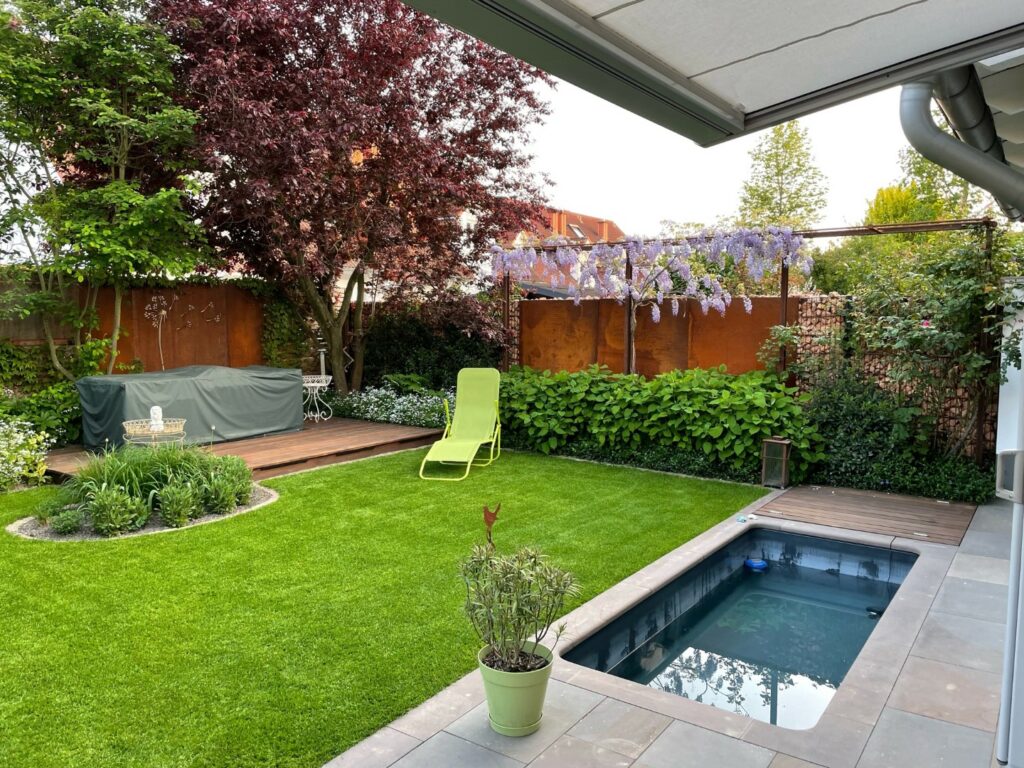 Garten mit Wasserbecken (1) Web