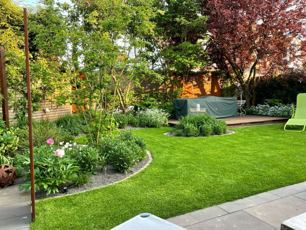 Garten mit Wasserbecken (2) Web