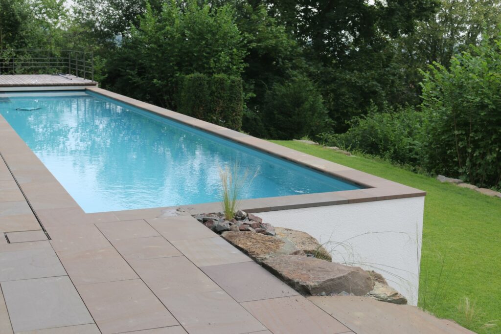 Hanggarten mit Pool (1) Web